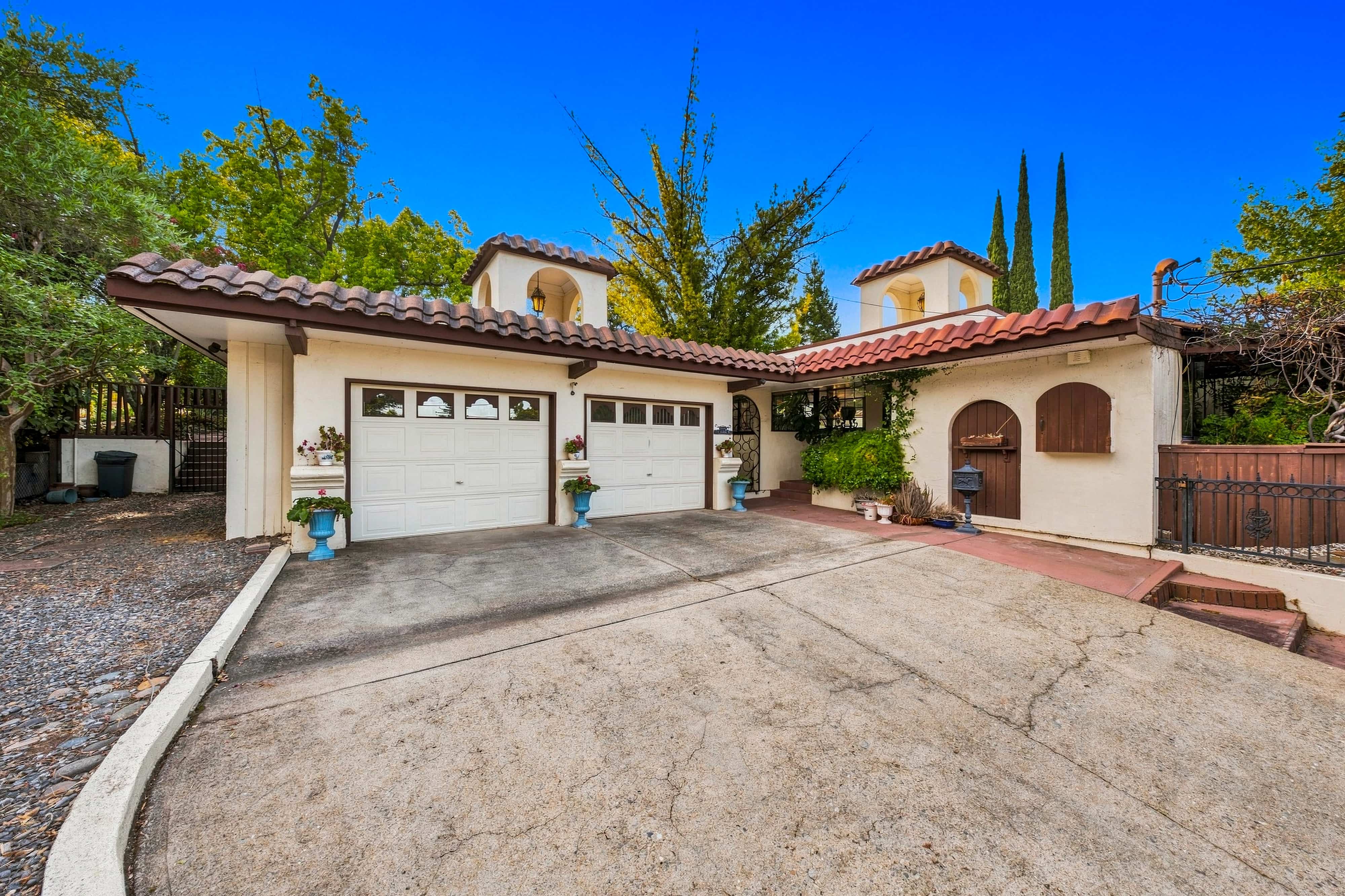 1220 Almond Ave
